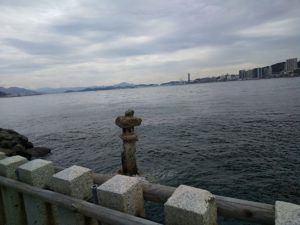 和布刈神社　石の灯篭　関門海峡